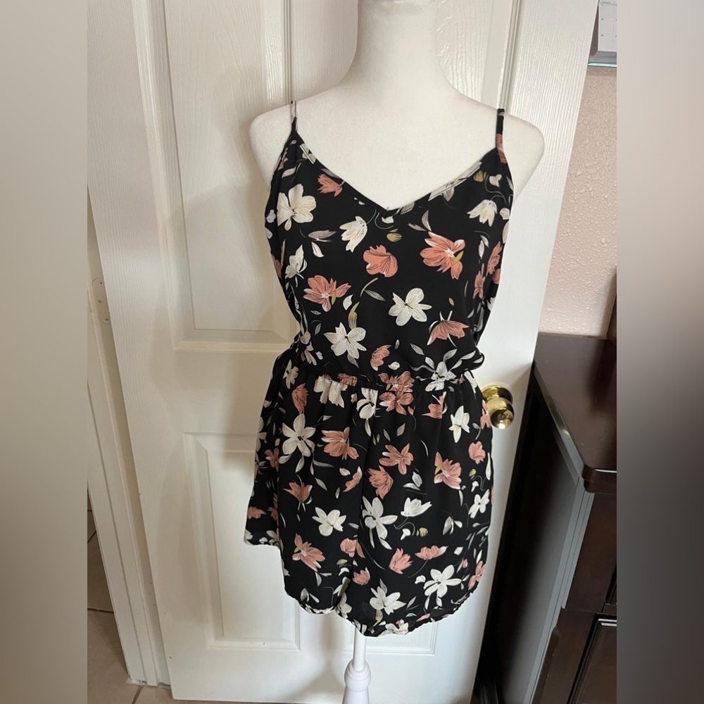 💙SHEIN Women Floral Print Cami Romper in Small Black and Pink - Picture 2 of 10